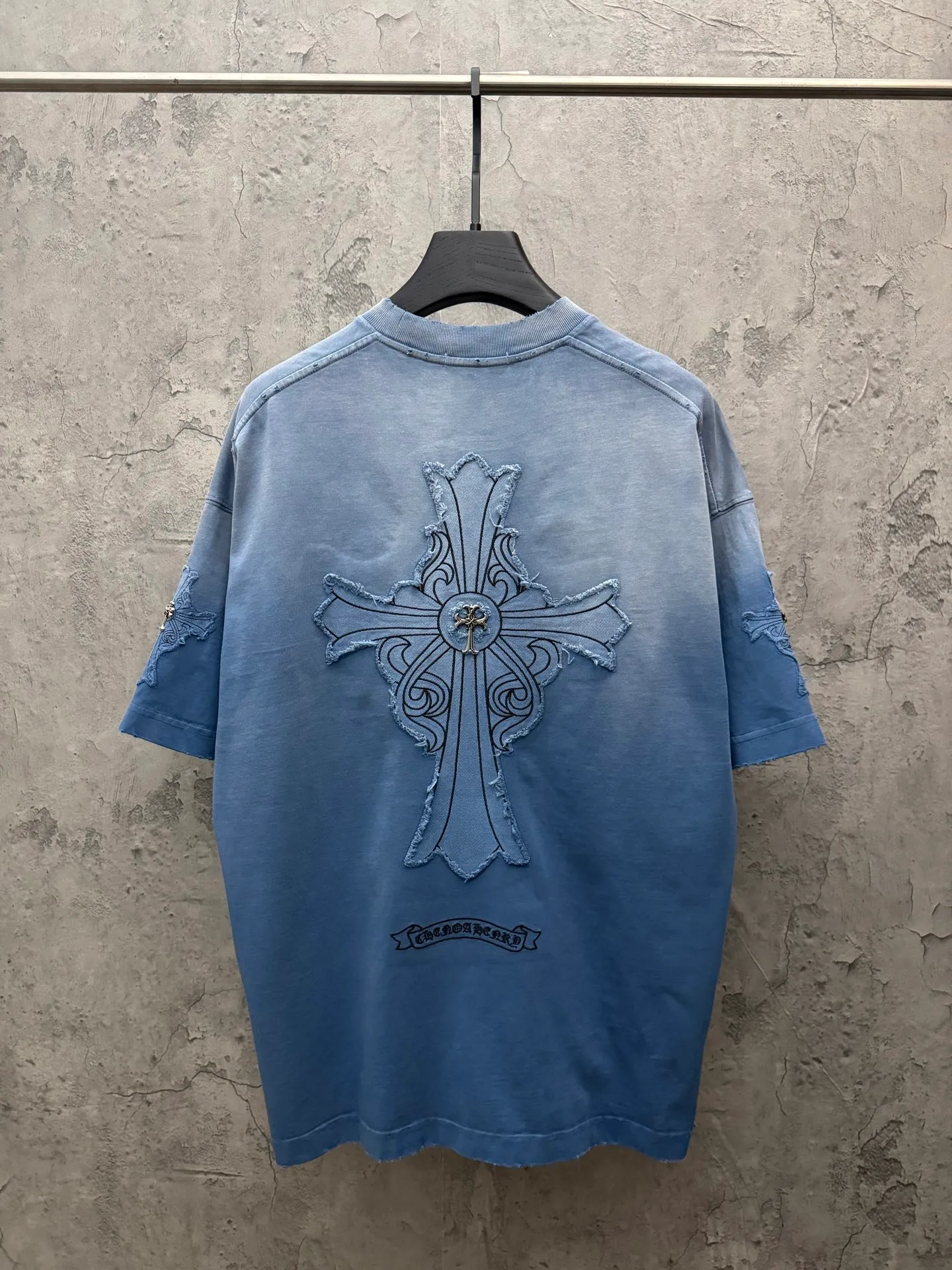 P240 top version, real shot without P, ​​different from market currency) 𝗖𝗵𝗿𝗼𝗺𝗲 𝗛𝗲𝗮𝗿𝘁𝘀/Croxin 2026 spring new original single counter American washed patch embroidered couple short sleeves 👑The highest version! Customized fabric 320 grams, washed and fried. Best-selling model at the counter. Very comfortable to wear. Accessories: Original molded and authenticated collar label➕100% silk wash label. Genuine purchase-grade original hangtag➕matching hanging rope➕3D hanging beads➕original packaging bag. Craftsmanship: The original version has consistent wiring! The highest version of the armhole matching technique! Color: Black Blue Size: S M L XL Style No.: 5207